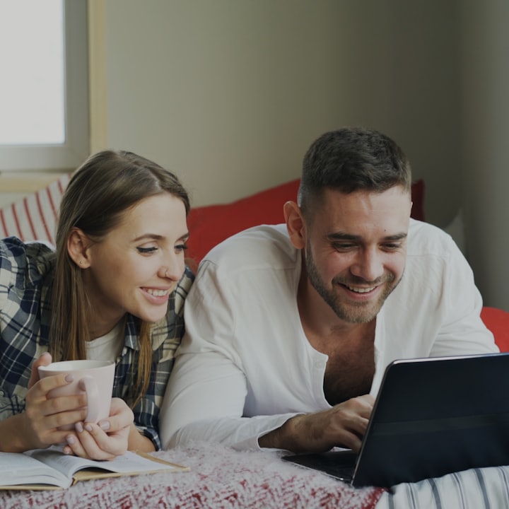 Una pareja revisa juntos su situación en casa.